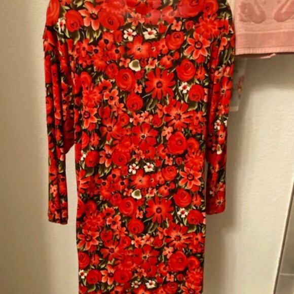 GORGEOUS Bright RED FLORAL Black Green STRETCH Silky TUNIC TOP (22" across) - Picture 6 of 8